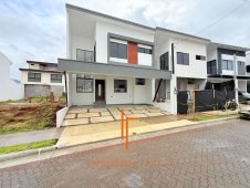 Casas en Curridabat | Moderna Casa de 5 Habitaciones en Condominio cerca de Curridabat y Tres Ríos