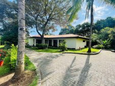 Casas en Río Oro | Exclusiva Propiedad de Lujo en Río Oro, Santa Ana