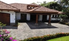 Casas en Río Oro | Exclusiva Propiedad de Lujo en Río Oro, Santa Ana
