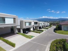 Casas en Escazú | Casa contemporánea en Guachipelín, Escazú – $550,000