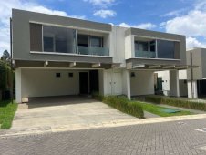 Casas en Escazú | Casa contemporánea en Guachipelín, Escazú – $550,000